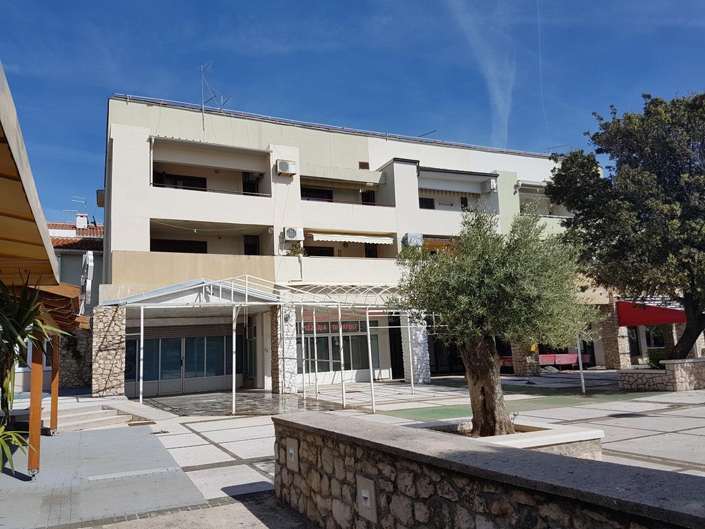 City Center Apartments Novalja Bagian luar foto